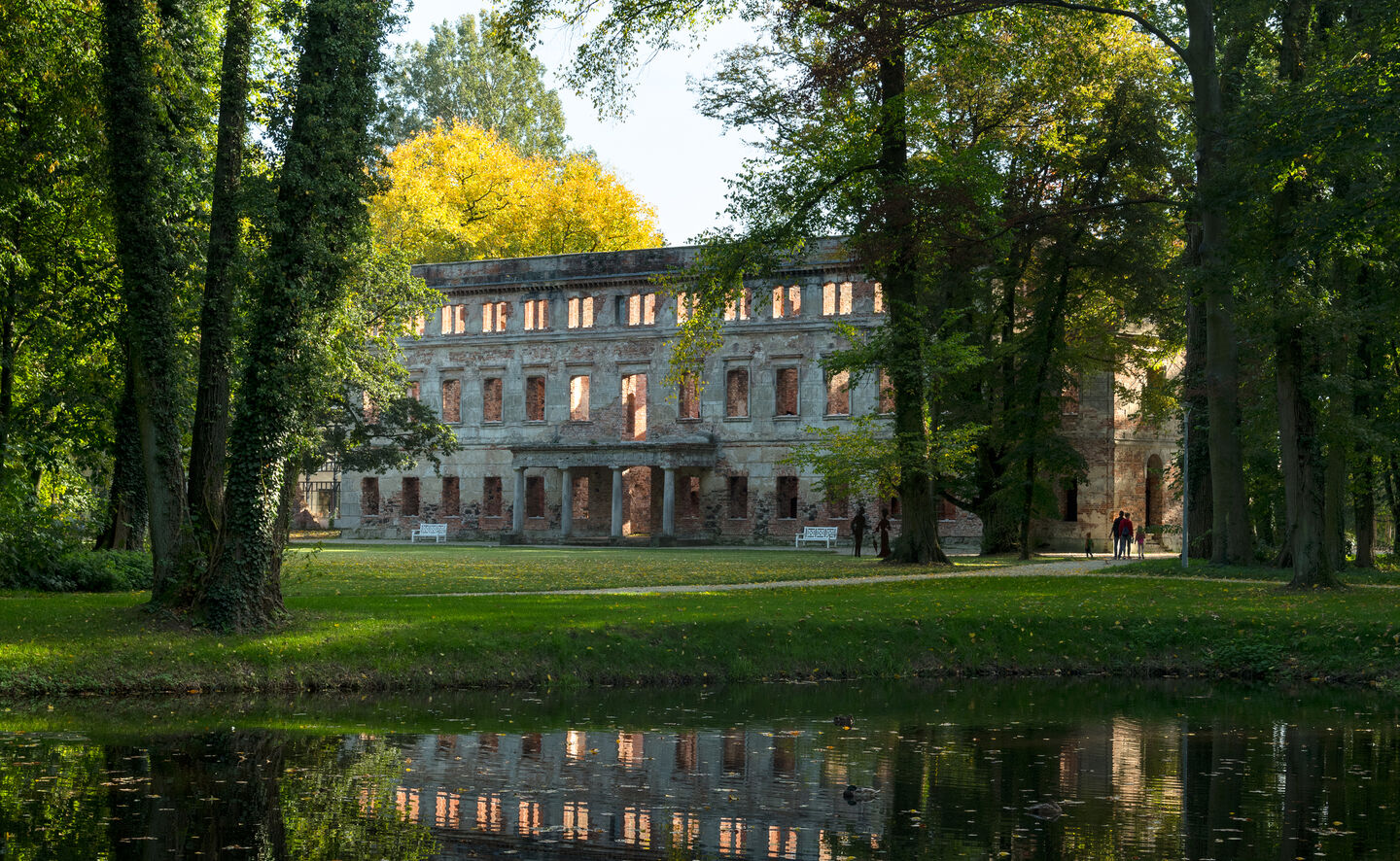 Wasserspiegelung der Schlossruine, &copy; Leo Seidel